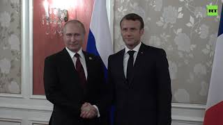 Макрон сказал Путину «привет» по-русски