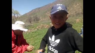 سفر به کوه ها قسمت 4   Айлок рафтан кисми 4. Хирс бо бачааш чарида истодааст