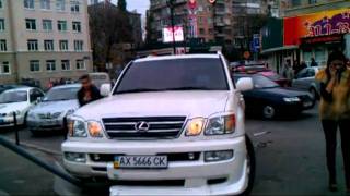 26.10.2011 - Девушка на Lexus "протаранила" внедорожник