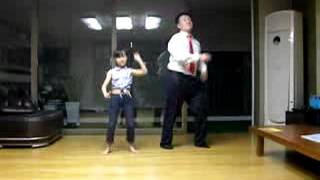 小熊爸爸跟小孩一起跳 Roly-Poly ( T-ara)
