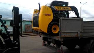 Разгрузка мини погрузчика New Holland L215