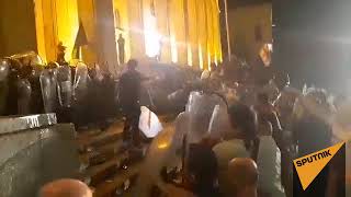 Беспорядки в Тбилиси: в полицейских летят камни