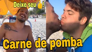 Rico Melquíades e Álvaro na  praia no Rio de Janeiro