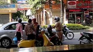 2 CHÂN DÀI BỊ BẮT QUẢ TANG CÓ CHỨA VŨ KHI TRONG CÔP XE-LX