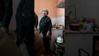 Выборы 2021: В Бишкеке женщина не подавала заявку на голосование и удивляется приезду членов УИК
