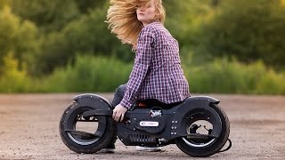 Девушка балансирует на Wheelman King 63cc