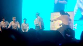 Seventeen pigeon dance.  In Singapore