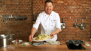Spaghetti carbonara z BOCZKIEM UPIECZONYM | Charlie Daigneault gotuje.