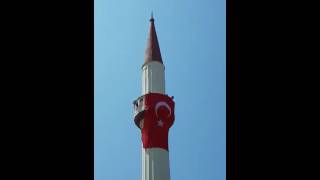 Nevin Gökçek Camiye Dev Bayrak Astı