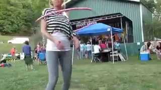 Девушка классно крутит обруч Крутит Hula Hoop