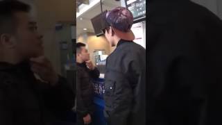 Поклонницы Димаша поют Умытылмас кун Аэропорт Цзючжайгоу