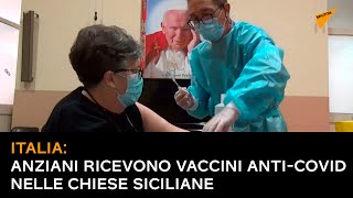Italia: anziani ricevono vaccini anti-Covid nelle chiese siciliane