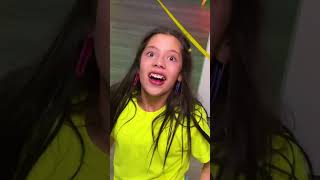 LA HERMANITA QUE ATRAVIESE LA TRAMPA A CIEGAS GANA EL PREMIO !!