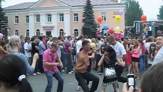 Мужик зажигает на дне города!!! Дубль 2