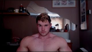 Gay Jr Bodybuilder -  Morning Muscle flex