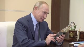 Сечин подарил Путину бутылку нефти «с потрясающими характеристиками»