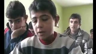 Kleiner junge singt trauriges lied, Kurdisch