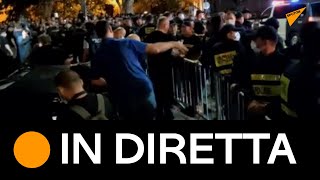 Georgia: sostenitori LGBTQ+ e attivisti anti-LGBTQ+ si scontrano davanti al parlamento