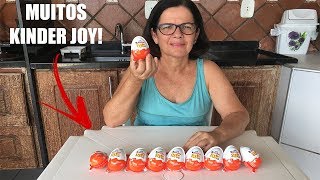 MINHA MÃE ABRINDO VÁRIOS KINDER JOY COM MUITOS BRINQUEDOS DENTRO!