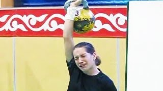 Девушка плачет, поднимая гирю / Girl is crying while snatching the kettlebell