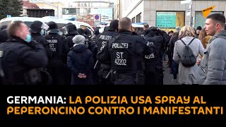 Germania: la polizia usa spray al peperoncino contro una folla di manifestanti