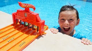 ALİ ARABALARLA DEV HOT WHEELS PİSTİNDEN HAVUZA ATLAMA YARIŞI YAPIYOR Cars in pool fun kid video