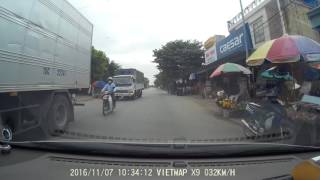 Công an quận Dương Kinh TP Hải Phòng bắt lỗi đi sai làn như thế này là đúng hay sai ?