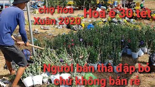 Chợ hoa đìu hiu ngày 30 tết năm 2020, nông dân đập bỏ chứ quyết không bán rẻ