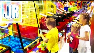 Игровые автоматы в SEGA REPUBLIC !Выиграли игрушки, конфеты и вытащили Миньона из автомата.