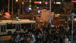 Баррикады и столкновения с ОМОНом: второй день протестов в Минске