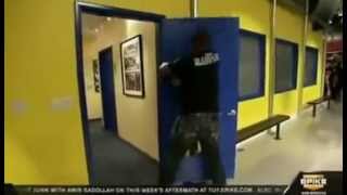 Boxer macht tür kaputt