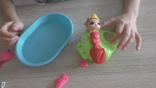 Русалка ЛОЛ из шариков плещется в воде #LOL