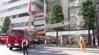 消防車、火災現場へ集結。Many fire trucks gathered at the scene of the fire.