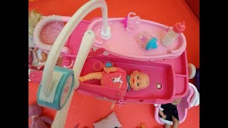 Василиса ухаживает за Лялей лечит её Играет в домике для Барби