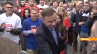 Коморовский лидирует на выборах в Польше - соцопрос
