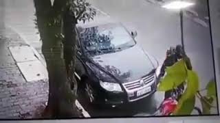 Motoqueiro roubando farol de veículo