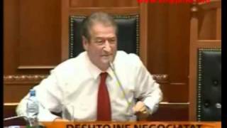 Foto Sali Berisha me djalin e Enver Hoxhes-replika e Berishes