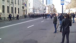 Владивосток перед парадом 9 мая 2018. Курсанты маршируют по Алеутской к месту построения.