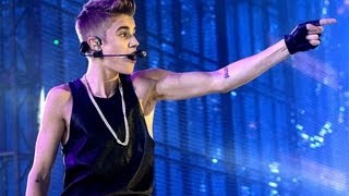 Fans boo as Justin Bieber keeps them waiting