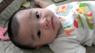 Saphie 5,5 thang tuoi nam choi