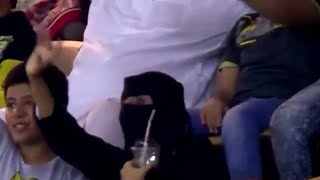 لحظة فوز مشجعة اتحادية بسيارة في مباراة الاتحاد بكيت من الفرحة