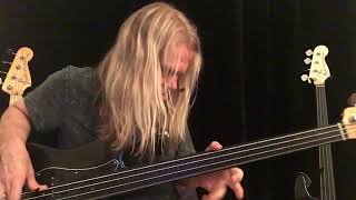 Tony Franklin riffing on the Blue Murder song "Riot".