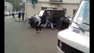 Красивая драка!!!! Один против четверых!
