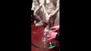 Девушка трогает Член!Креативный умывальник\Girl touches member! Creative washbasin