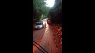 Ônibus na estrada de terra