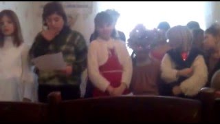 дети смешно поют хором.