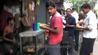 People having puri in a roadside stall in Kolkata