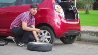 Cambiar una llanta pinchada / Kit de carretera