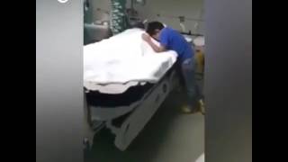 Мама умерла во время операция и мальчика сказали что она спит и он ждет