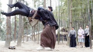 卑鄙的日本武士趁功夫小子練武時偷襲，抓起他就往樹上一頓爆砸！ ️ 抗日